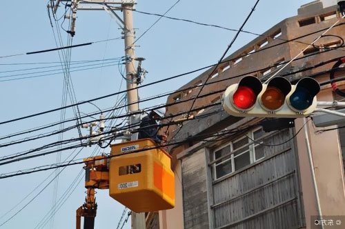 電力電纜的內(nèi)屏蔽層與外屏蔽層各在什么部位？采用什么材料？有何作用？