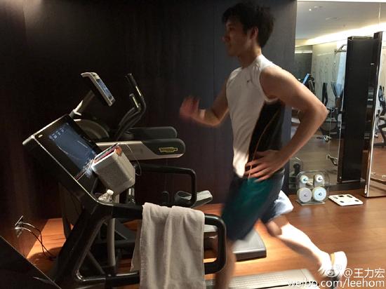 王力宏深夜鍛煉展現(xiàn)健碩手臂，網(wǎng)友熱切期待秀胸肌風采